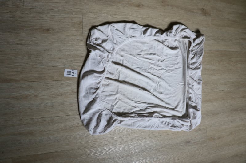Weißes Spannbetttuch