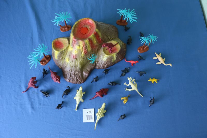 Spielzeug-Dinosaurier-Set mit Vulkan
