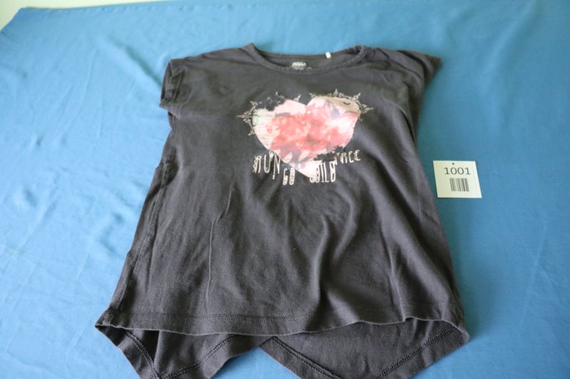 Schwarzes T-Shirt mit Herzmotiv