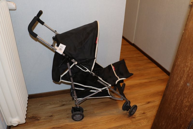 Schwarzer Kinderwagen / Buggy