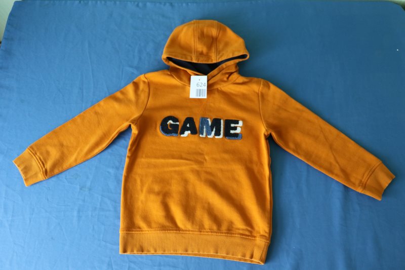 Orangefarbener Kapuzenpullover