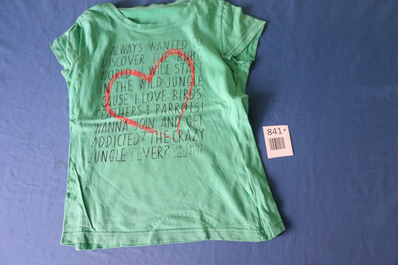 Grünes T-Shirt mit Schriftzug