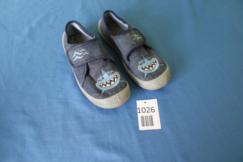 Kinderschuhe mit Hai-Motiv