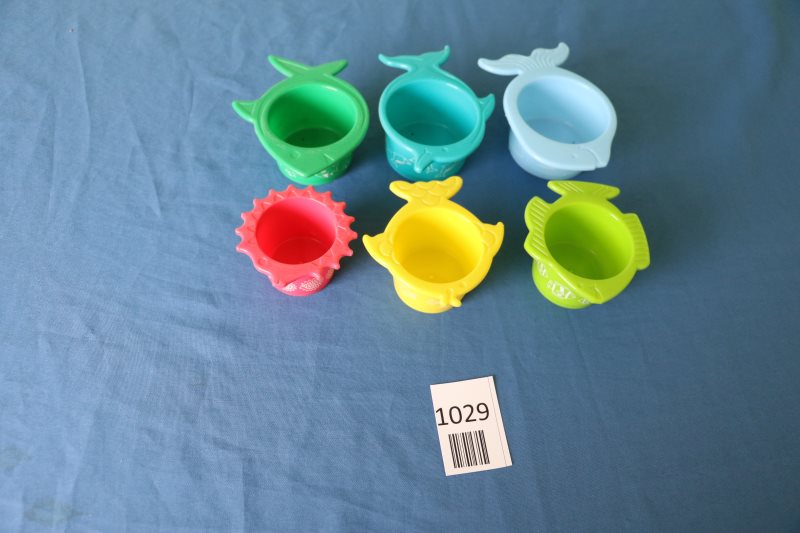 Bunte Plastikbecher