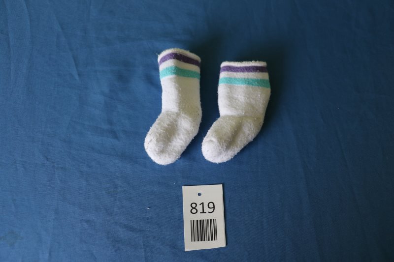 Weiße Babysocken mit Streifen