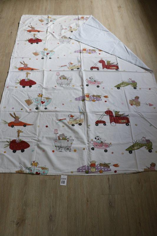 Kinderbettdecke mit buntem Muster