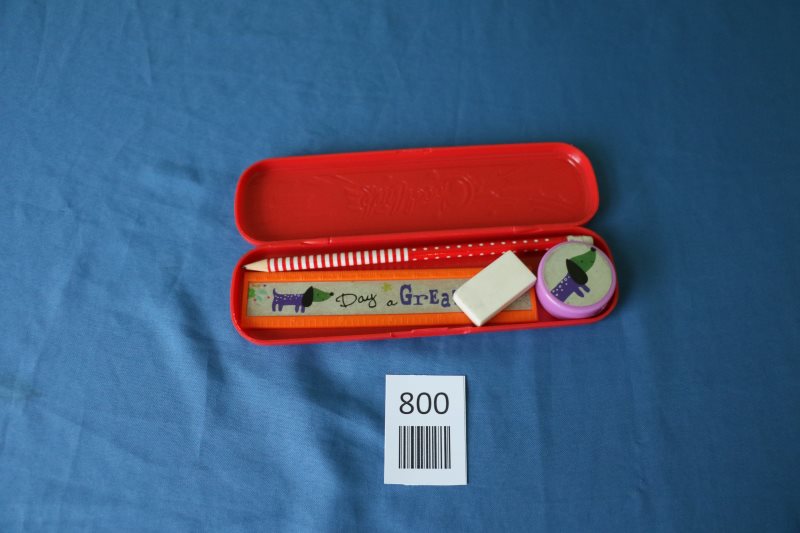 Rotes Federmäppchen mit Zubehör