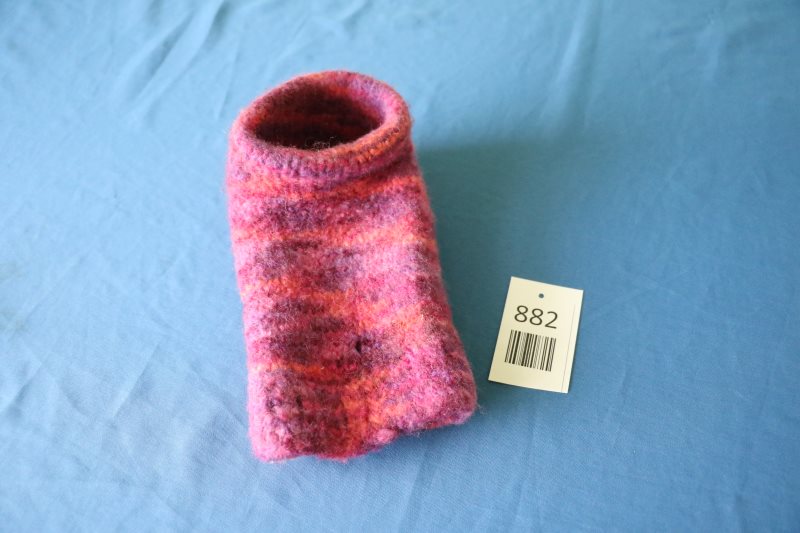 Warmer Strickhandschuh für Getränke