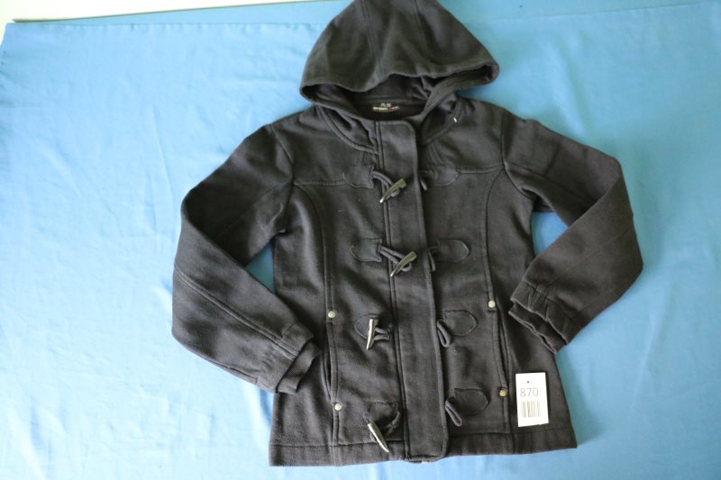 Schwarze Kapuzenjacke