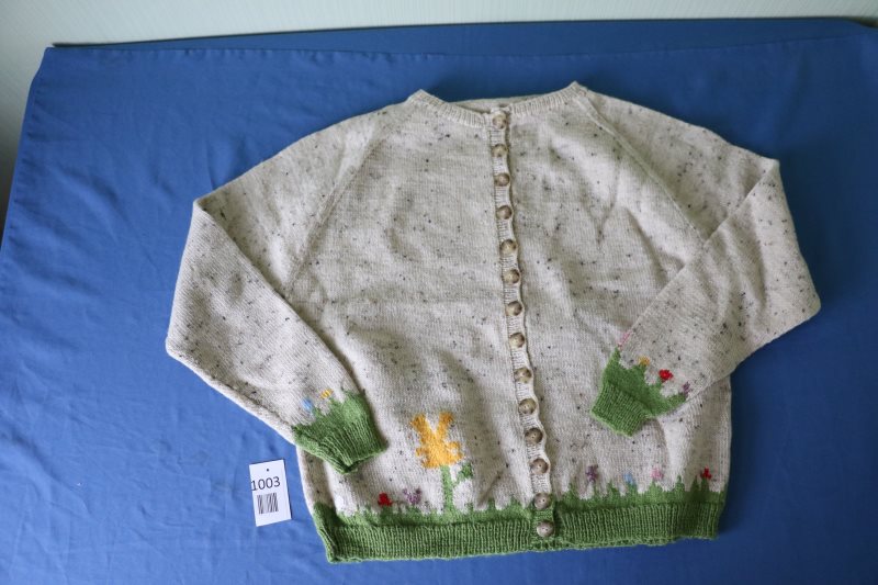 Strickjacke mit Blumenmuster