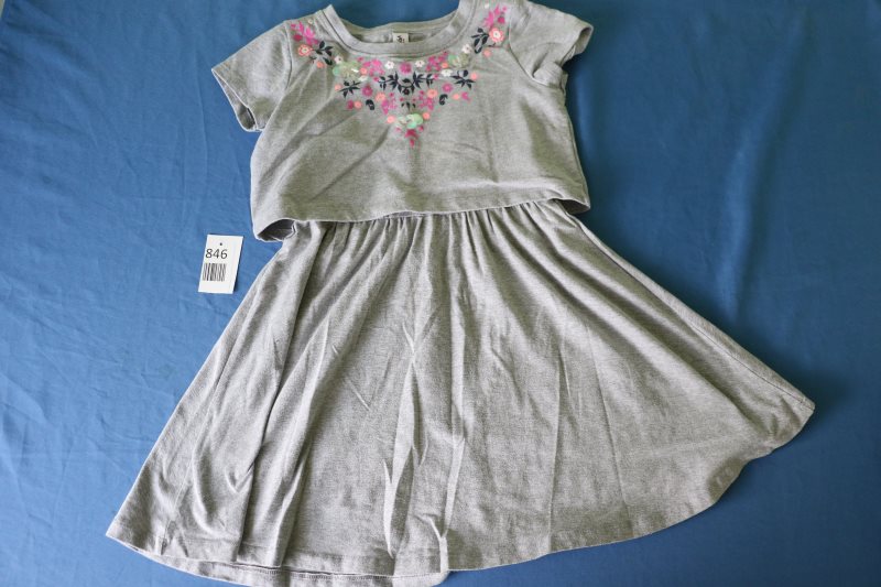 Graues Kinderkleid mit Aufdruck