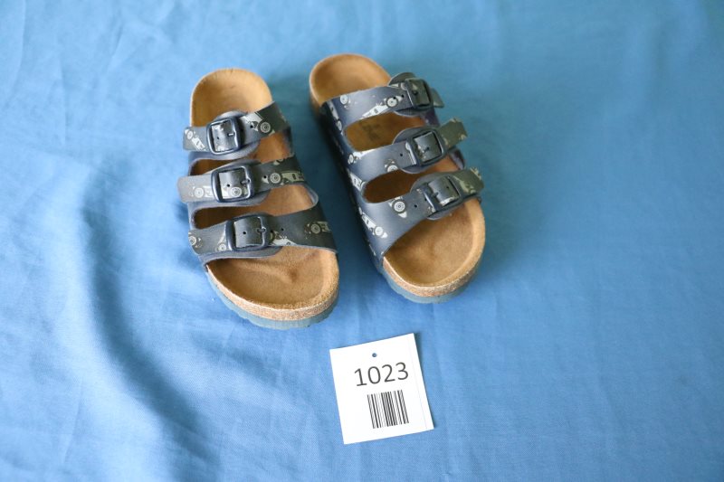 Sandalen mit drei Riemen