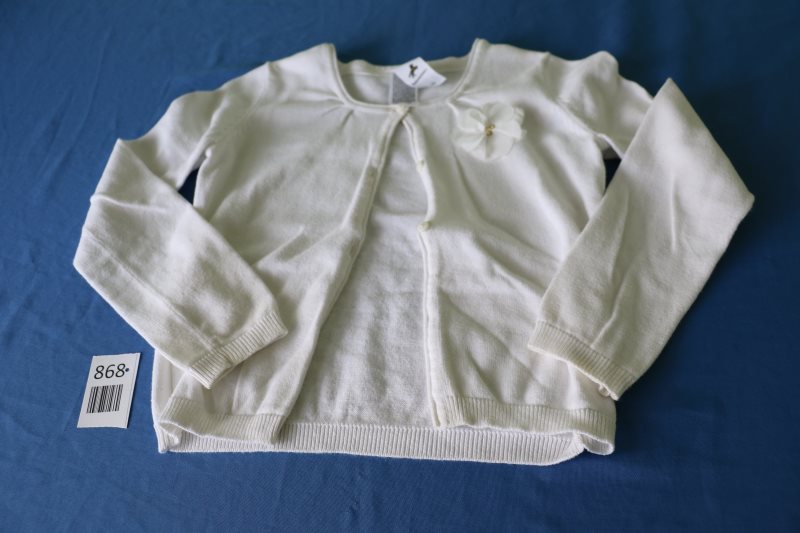 Weiße Strickjacke