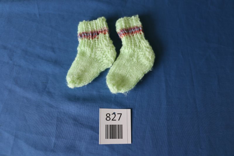 Paar gestrickte Babysocken