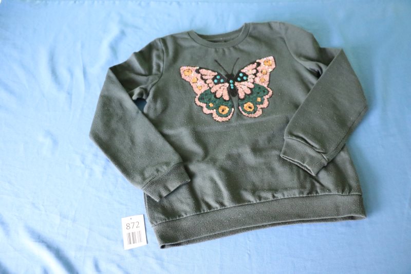 Grüner Pullover mit Schmetterlingsmotiv