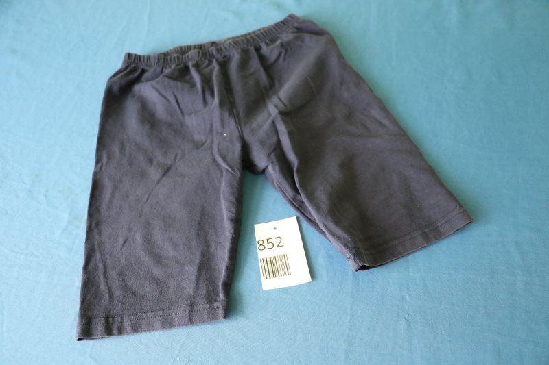 Dunkelblaue kurze Hose